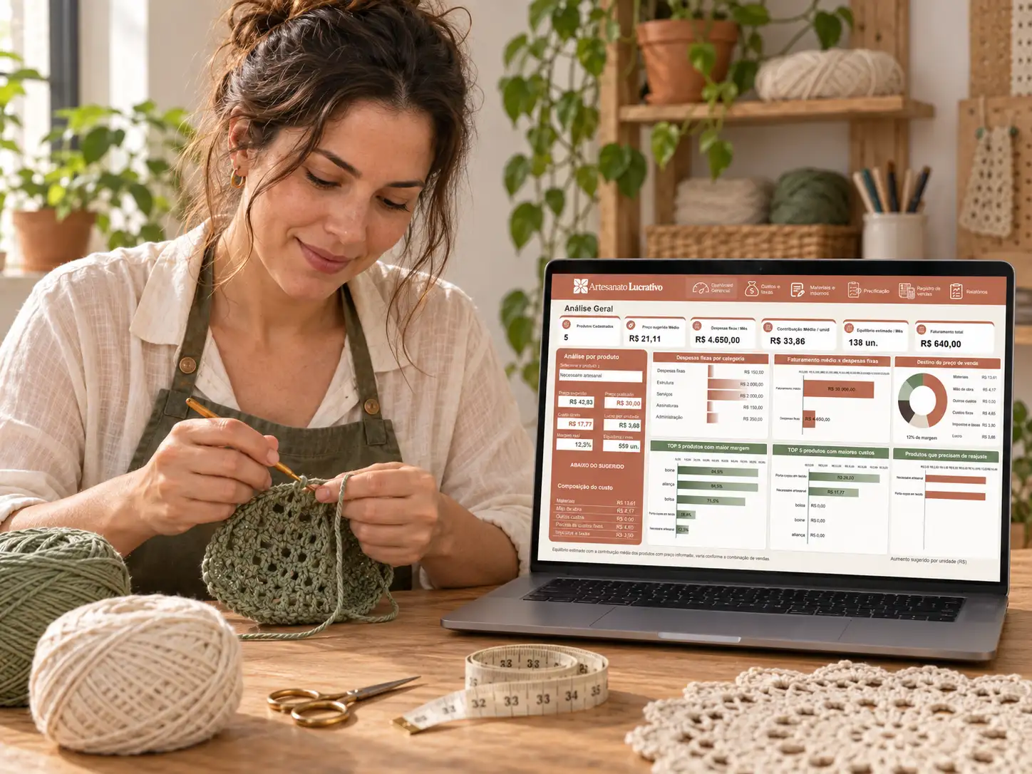 Artesã fazendo crochê ao lado de um notebook com o dashboard da planilha Artesanato Lucrativo.